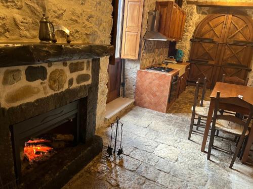 uma cozinha com uma lareira de pedra num quarto em Il mulino ad acqua de Maffutiis em Auletta