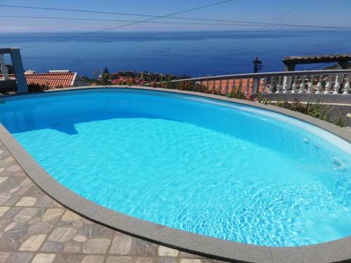 uma grande piscina azul no topo de um edifício em Slice of ponta do sol Room 1 em Ponta do Sol