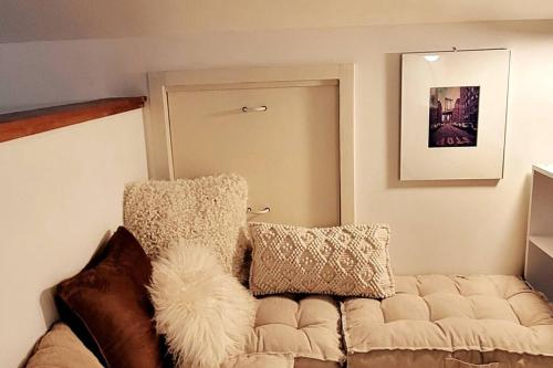 - un salon avec un canapé et des oreillers dans l'établissement Double deck treetop art chalet, à Stone Ridge