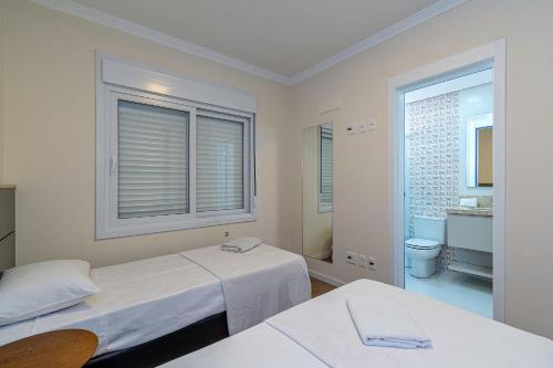 a hospital room with two beds and a bathroom at Apto Morada Real - Stay House Temporada in Canela