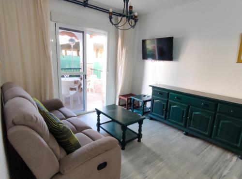 - un salon avec un canapé et une table dans l'établissement Laguna Beach Family - Alojamientos La Torre, à Torrox Costa