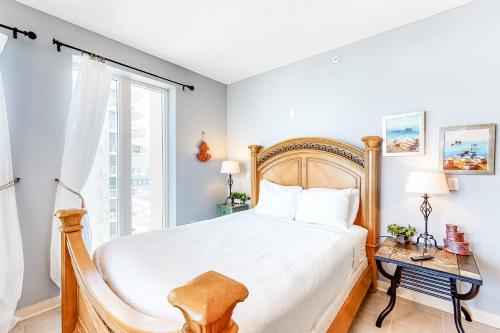 ein Schlafzimmer mit großem Bett und Fenster in der Unterkunft Caribbean Resort 1101 in Navarre