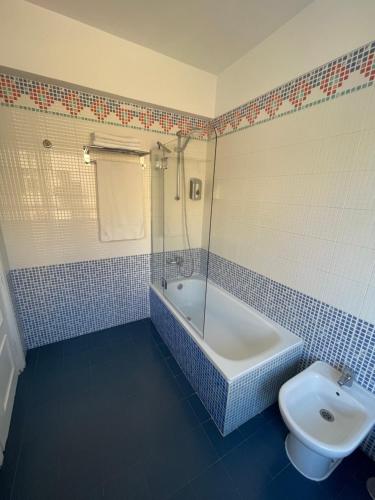 y baño con aseo, bañera y lavamanos. en Apartamento Fatima, en Santa Cruz de la Palma