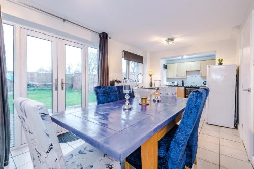 cocina y comedor con mesa larga y sillas en Platt House 