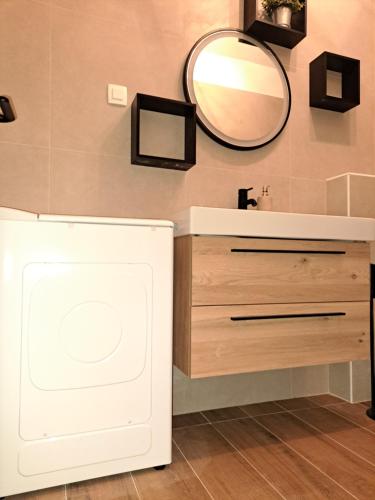 ein Badezimmer mit einer Waschmaschine und einem Spiegel in der Unterkunft Apartment Karlo in Sali