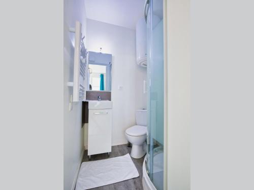 een badkamer met een toilet en een spiegel bij Studio style urbain "Cottage de Moissac" in Moissac