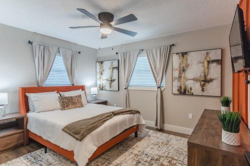 a bedroom with a bed and a ceiling fan at Lake House Retreat Near Downtown, Disney, Universal Studios and Airport in Orlando