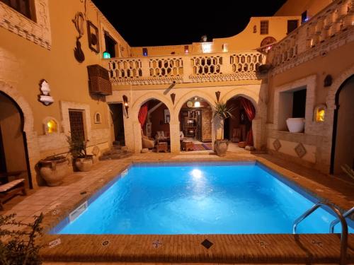 una piscina cubierta en una casa con un edificio en Dar El Sultan Tozeur en Tozeur