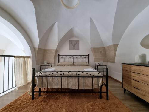 1 dormitorio con 1 cama en una habitación con techo en Le Tre Volte, en Sogliano Cavour