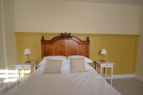 um quarto com uma grande cama branca e duas mesas em Charming 1 bed Georgian Apartment em Chester