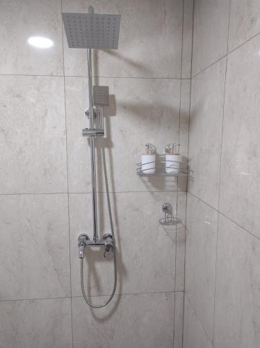 y baño con ducha y puerta de cristal. en costanera departamento en Viedma