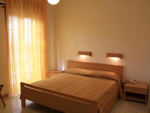 a bedroom with a bed and a window at Hotel La Filadelfia in Lipari