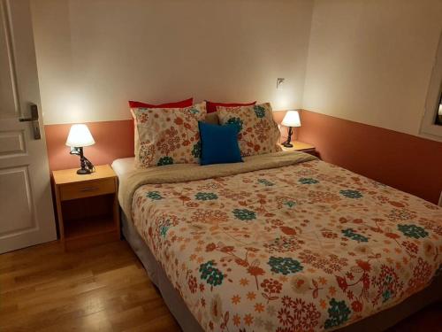 a bedroom with a large bed with two lamps at Un beau T2 neuf à côté de Puy du Fou et la côte vendèene in Les Herbiers