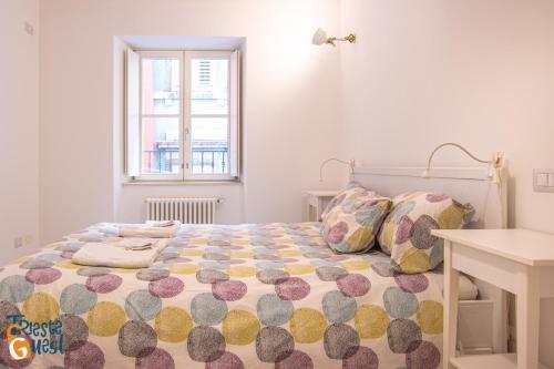 una camera da letto con un letto con un piumone colorato di Azzurro a Trieste