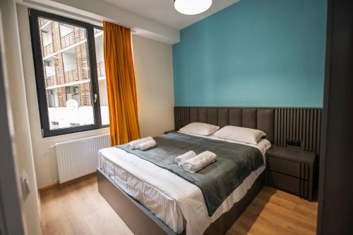 Un dormitorio con una cama con dos toallas encima. en Cozy room apartment, en Tiflis