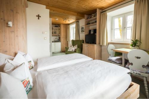 a bedroom with a large white bed in a room at Gästehaus Werner in Lenggries