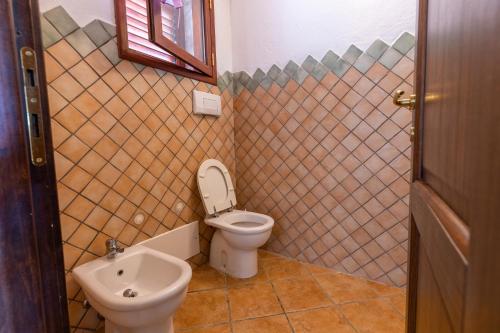 uma casa de banho com um WC e um lavatório em Vista Mare Apartment 5 em Olbia