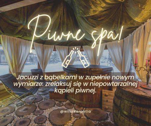 Znak z napisem "Wskakuj do spa w pokoju z zasłonami" w obiekcie ECO Villa Grand Karpatia Ski&Spa w Murzasichlu