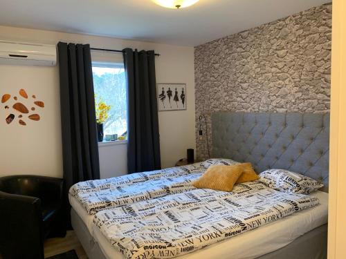 - une chambre avec un lit et un mur en pierre dans l'établissement 4hearts b&b, à Sölvesborg