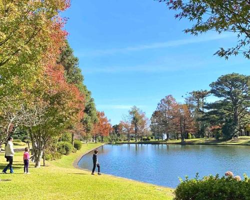 people walking by a lake in a park at Suíte Completa 3014 no Laje de Pedra Mountain Village Canela e Gramado Serra Gaúcha in Canela