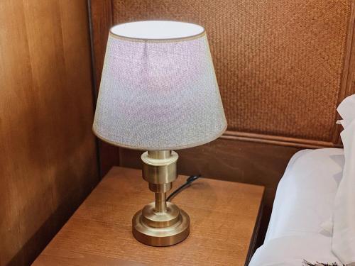 a lamp on a table next to a bed at Suíte Completa 3020 no Laje de Pedra Mountain Village Canela e Gramado Serra Gaúcha in Canela