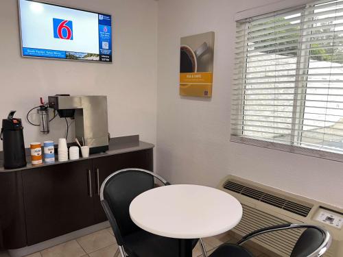 Μια τηλεόραση ή/και κέντρο ψυχαγωγίας στο Motel 6-Orange, CA - Anaheim