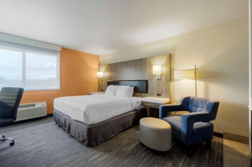 um quarto de hotel com uma cama e uma cadeira em Best Western Plus Renton Inn em Renton