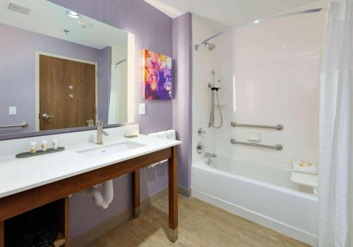 y baño con lavabo, bañera y ducha. en La Quinta Inn & Suites by Wyndham Lakeway en Lakeway