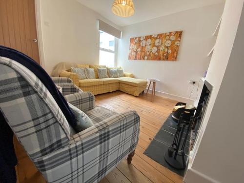 a living room with two couches and a couch at Cowes Cottage in Cowes