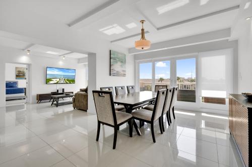 ein Esszimmer und ein Wohnzimmer mit einem Tisch und Stühlen in der Unterkunft Perfect condo, room for everyone! Beachfront resort in South Padre Island