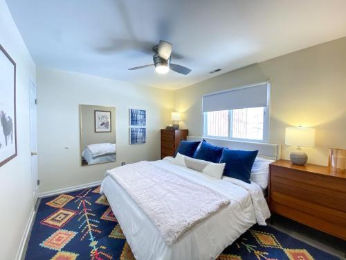 una camera da letto con un grande letto con cuscini blu di New! 2BR Ski in n out Mtn. Creek a Vernon Township