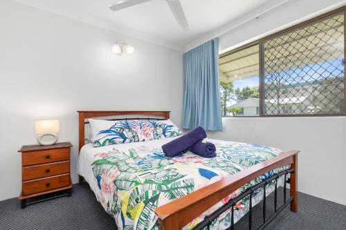 um quarto com uma cama e uma janela em Dolphin View on South Esplanade em Bongaree
