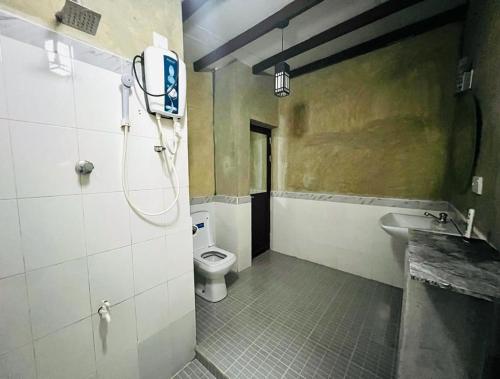 y baño con aseo y lavamanos. en Krishan Villa en Negombo