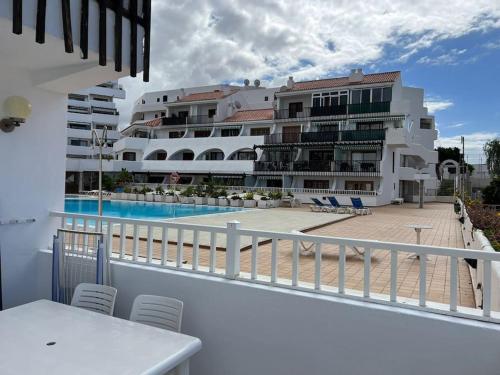 einen Balkon mit Blick auf ein Gebäude und einen Pool in der Unterkunft Parque Royal Costa Adeje in Adeje