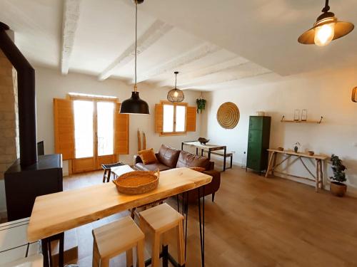 uma sala de estar com uma mesa e um sofá em APARTAMENTO AMANECER em Zahara de la Sierra