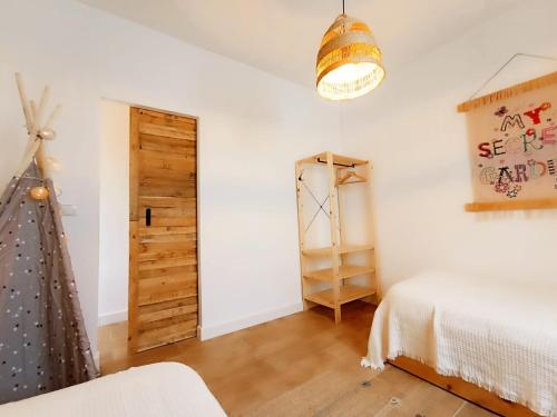 um quarto com uma cama e uma porta de madeira em APARTAMENTO AMANECER em Zahara de la Sierra