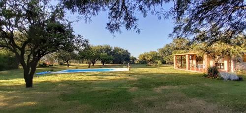 una piscina en un patio con una casa en Las Guardia en Cortaderas