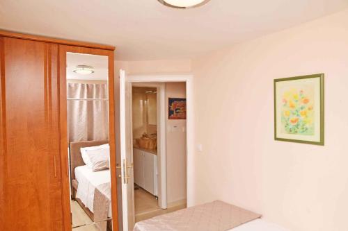 ein Schlafzimmer mit einer Tür zu einem Zimmer mit einem Bett in der Unterkunft Holiday home in Dubrovnik 43524 in Dubrovnik