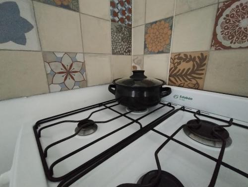 garnek na kuchence w kuchni w obiekcie Casa cronopio w mieście Ushuaia