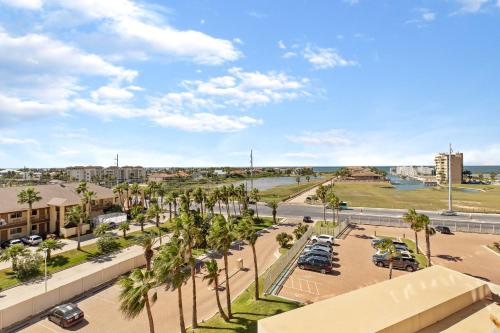 een luchtzicht op een parkeerplaats met palmbomen bij Stunning Bayview! Large condo in beachfront resort with shared pools and jacuzzi in South Padre Island