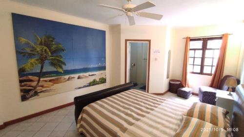 卡斯翠的住宿－迷人海灘景觀公寓，卧室配有一张床,墙上挂有绘画作品