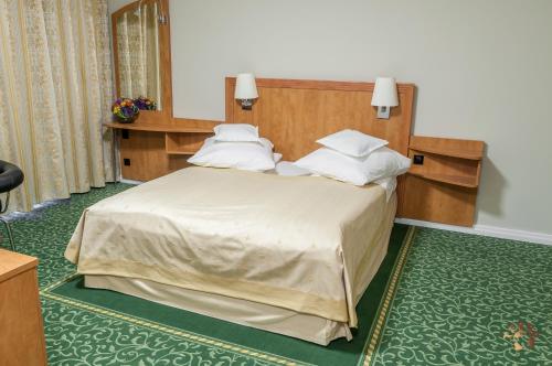 A bed or beds in a room at Pensiunea Terra