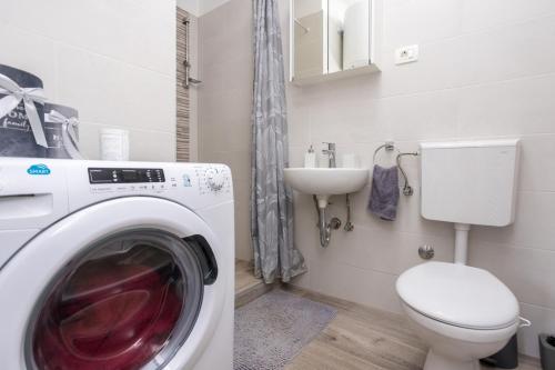 Ένα μπάνιο στο Apartments with parking space Soline, Krk - 20895