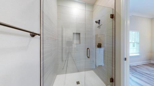 una ducha con puerta de cristal en un baño en Kara Lake 36, en Santa Rosa Beach
