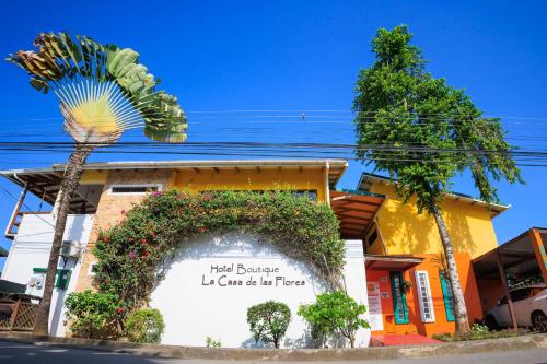 a building with a sign that reads just before i cant eat lunch at Hotel Boutique La Casa de las Flores in Cahuita
