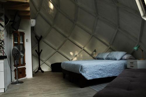 Coinco的住宿－RetroDOMOS，一间卧室配有一张大围墙和一张床