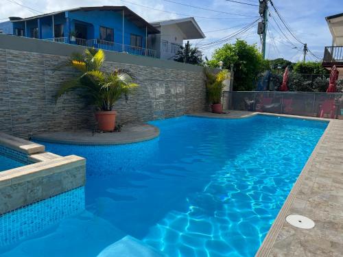 uma piscina azul em frente a uma casa em Jackuri Casa Hospedaje em San Andrés