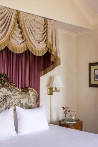 Seven Gables Inn on Monterey Bay, A Kirkwood Collection Hotelにあるベッド