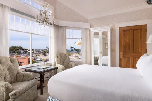 Seven Gables Inn on Monterey Bay, A Kirkwood Collection Hotelにあるベッド