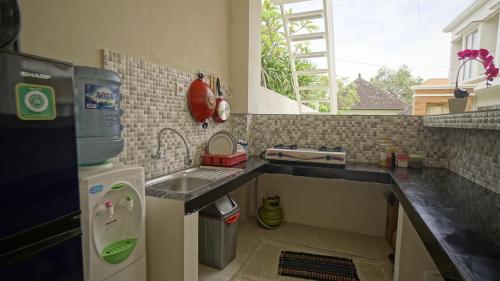 登巴薩的住宿－Maharani Residence，一个带水槽和台面的小厨房